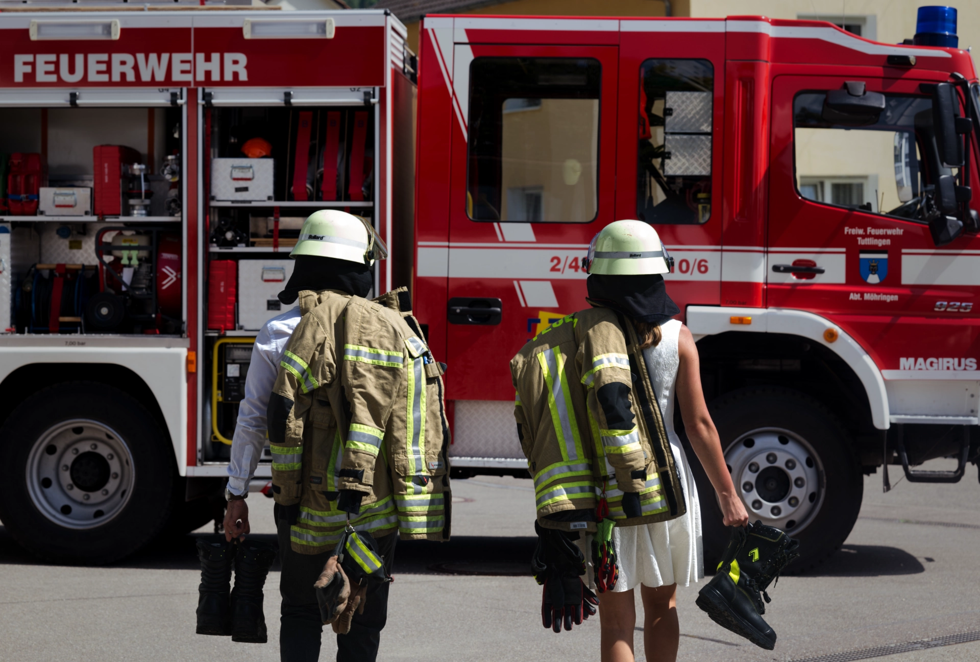 Kuss am Feuerwehrfahrzeug