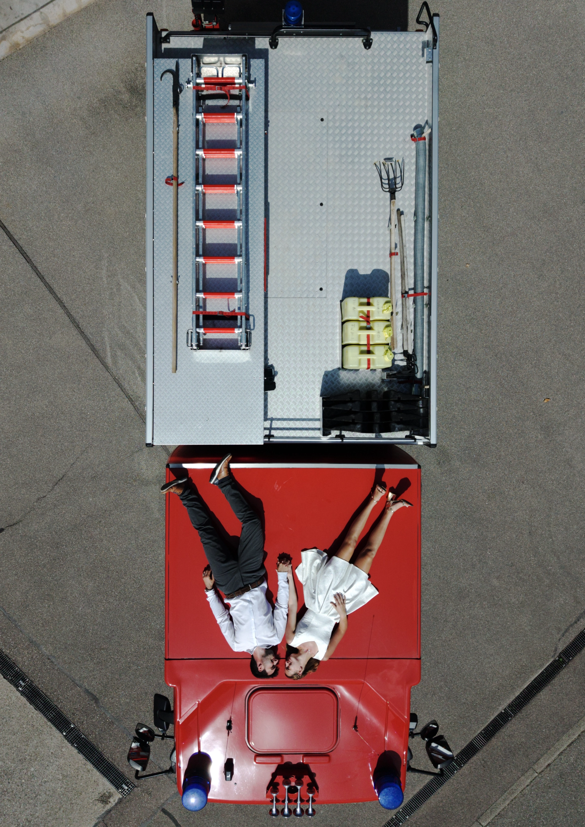 Drohnenfoto von Paar auf Feuerwehrfahrzeug