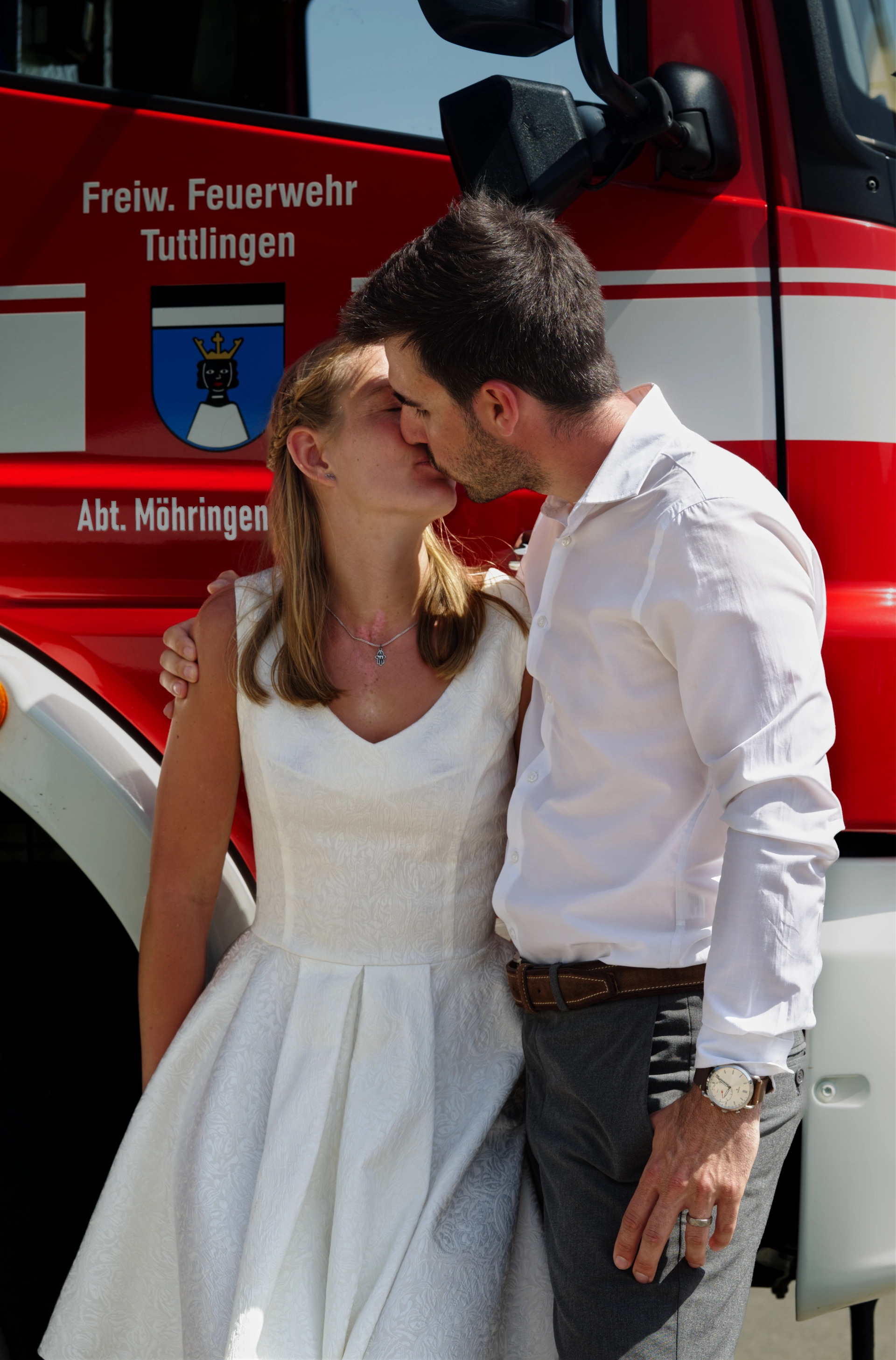 Kuss vor dem Feuerwehrfahrzeug